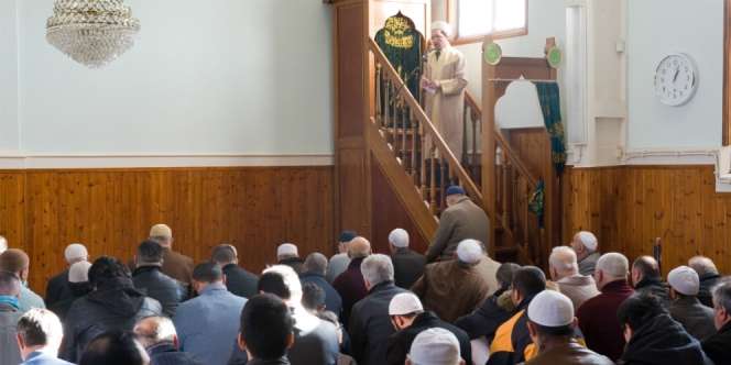 Menutup Majelis dengan Sholawat, Bagaimana Hukumnya?