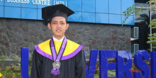 Kuli Bangunan Ini Lulus dengan IPK Cum Laude