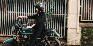 Tetap Aman dan Cantik Selama Berkendara Motor? Bisa Kok