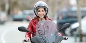 Pakai Helm Picu Kebotakan, Mitos atau Fakta?