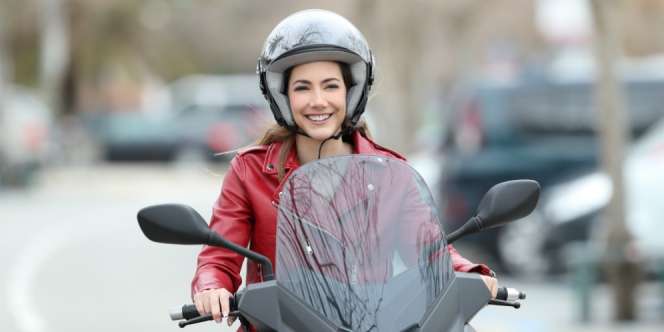 Pakai Helm Picu Kebotakan, Mitos atau Fakta?