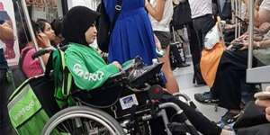 Foto Wanita Difabel Antar GrabFood Ini Bikin Kagum Warganet