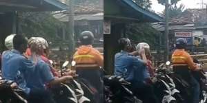 Aksi Nyeleneh Dua Pelajar Keramas di Atas Motor Saat Hujan