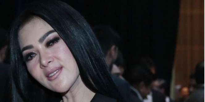 Kabar Sebenarnya Unggahan Geger 'Cintaku Kandas` Syahrini