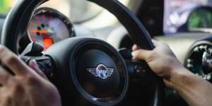 Terjaring Razia, Cewek Pemilik Mini Cooper Bayar Tunai Denda Rp30 Juta