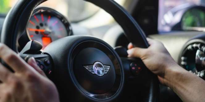 Terjaring Razia, Cewek Pemilik Mini Cooper Bayar Tunai Denda Rp30 Juta