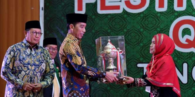 Senandung 'Deen Assalam' Jokowi