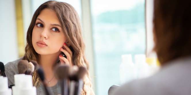 3 Kiat Mudah Gunakan Eyeliner Berwarna