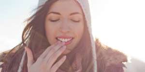Tips Kesehatan Bibir & Kulit Tangan Terjaga Selama Musim Hujan