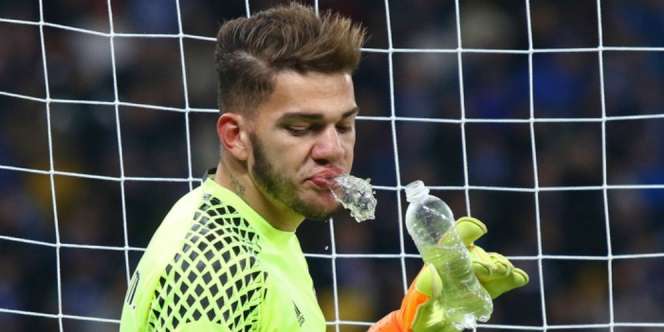 Kenapa Pesepakbola Kerap Muntahkan Air yang Diminum?