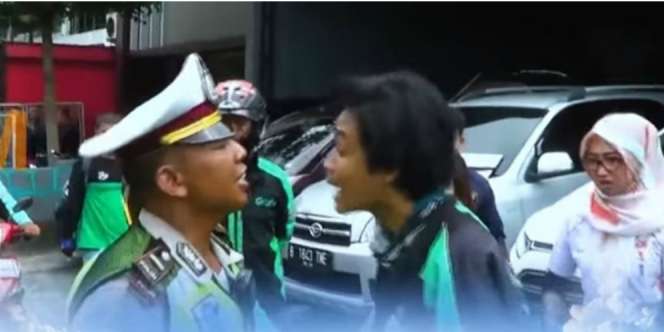 Ditilang Polisi, Driver Ojol Ngamuk