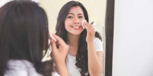 Expert Tips Aplikasikan Bedak agar Riasan Tidak Terlihat Cakey