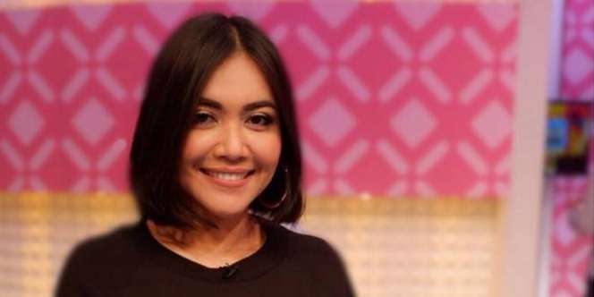 Tubuh Denada Dipenuhi Tulisan Tangan Putrinya