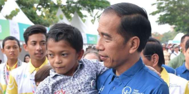 Bocah Merangkak 3 Km ke Sekolah Itu Akhirnya Bertemu Jokowi