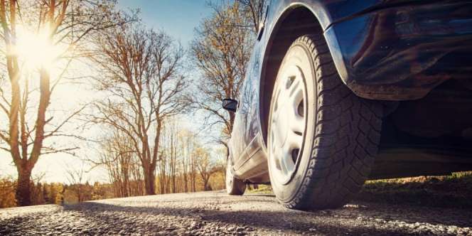 Kendarai Mobil dengan Ban Penuh Paku, Lihat yang Terjadi