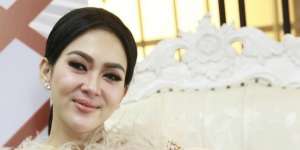 Syahrini Pakai Sarung Tangan Seharga Motor