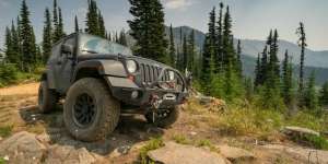 Jip Nekat Terobos Jalan Rusak Akibat Gempa, Hasilnya...