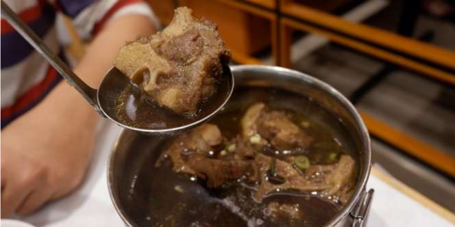 Tergoda Kelezatan Sup Buntut Kuah Susu