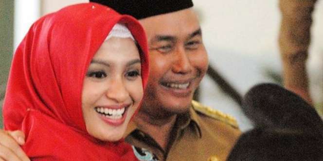 Jarang Tersorot, Pesona Istri Mantan Suami Ussy Sulistiawaty Bikin Meleleh