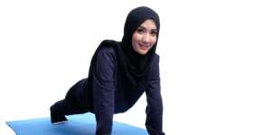 5 Gerakan Simple Kecilkan Perut dan Paha di Kantor