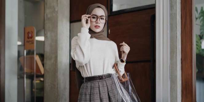 Padu Padan Rok Motif Kotak-kotak ala Selebgram Hijab