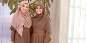 Kompaknya Gaya Hijab Zaskia dan Shireen Sungkar
