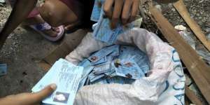 Ribuan e-KTP Terjatuh, Anak-anak Teriak: Banyak ATM