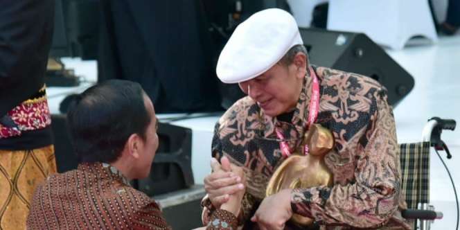 Jokowi Berjongkok Beri Penghargaan ke Putu Wijaya