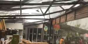 Jakarta Diterpa Angin Kencang, Atap Kedai di Kuningan Beterbangan