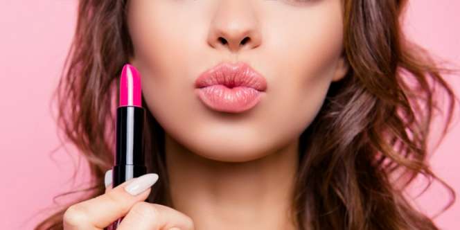 Cara Mudah Buat Riasan Glitter Lips