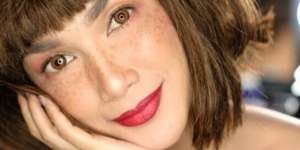 Tampil Berbeda, Ussy Sulistiawaty Mirip Bule