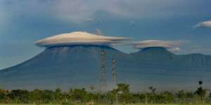 Fenomena Gunung Semeru Bertopi Awan, Pertanda Apa?