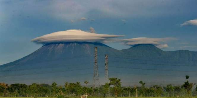 Fenomena Gunung Semeru Bertopi Awan, Pertanda Apa?