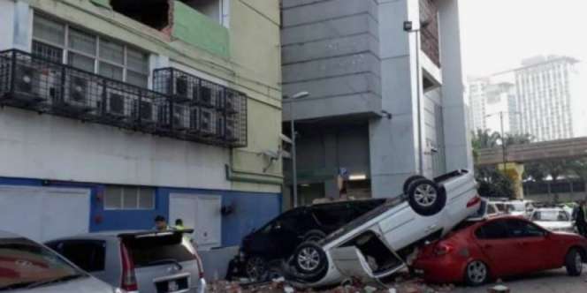 Mobil Terjun dari Area Parkir Setinggi 10 Meter, Sopir Selamat
