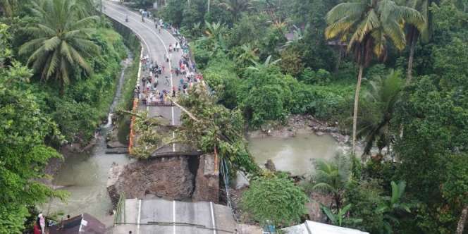 Penampakan Jembatan Padang-Bukittinggi Roboh Dihantam Banjir