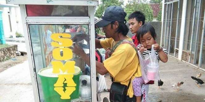 Fakta Mengharukan Tukang Siomay Jualan Sambil Gendong Anak