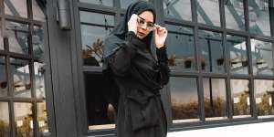 Inspirasi Gaya Streetstyle dengan Busana Syar'i