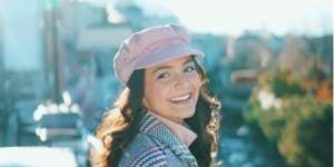 Pesona Kecantikan Amanda Rawles 'Travel in Style' di Swiss