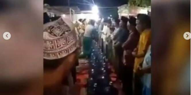 Hajatan Ini Jadi Viral, Tamu Diberi Besek Galon Air Minum