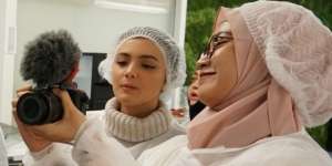FOTO: Keseruan Mengenal Keajaiban Apple Stem Cell di Swiss