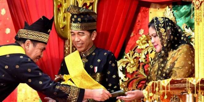 Diberi Gelar Bangsawan Riau, Jokowi Ingat Sumpah Presiden