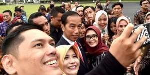 Ngevlog Dikelilingi Hijabers Aceh, Bujukan SPG Sarung Luluhkan Jokowi