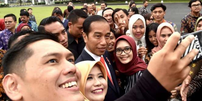 Ngevlog Dikelilingi Hijabers Aceh, Bujukan SPG Sarung Luluhkan Jokowi