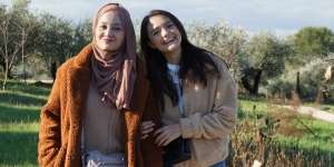 Gaya Amanda Rawles & Linda Kayhz Main di Kebun Zaitun Prancis