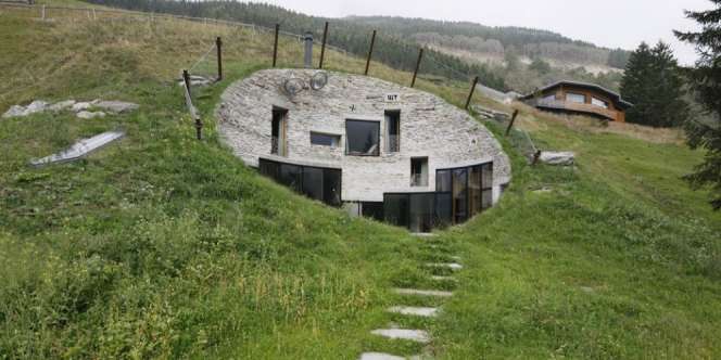 Memukau! Desain Rumah Lingkaran di Kaki Gunung 