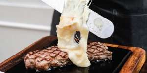 Steak Empuk Berselimut Keju Leleh, Rasanya...