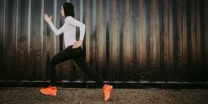 Coba Teknik 'Legs Up The Wall' Ini untuk Peregangan Sehabis Lari