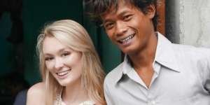 Foto-Foto Romantis Mas Darsono dan Istri Bulenya yang Cantik