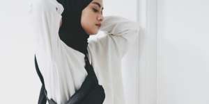 Gaya Artis Memakai Waist Bag, Super Trendy!