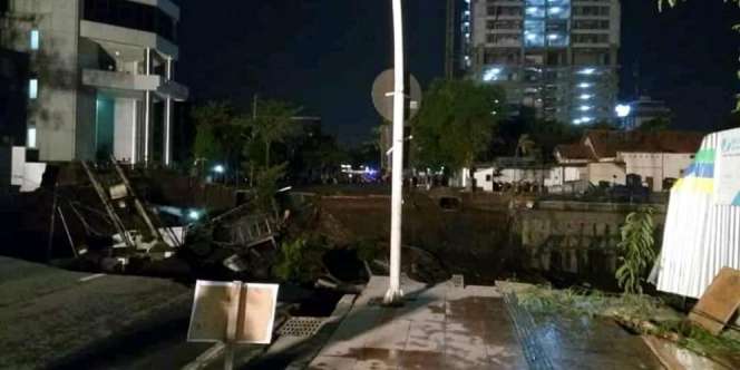 Detik-detik Menegangkan Jalan Raya Gubeng Surabaya Amblas